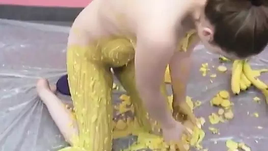 Azgın hatun solo yerde yemek maddeleri içinde kendini okşuyor