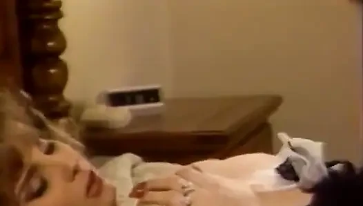 Meraklı adam playul sarışın tatlılar Bridgette Blue ve Sasha Sean'ın eğlencesine katılma şansını kaçıramadı