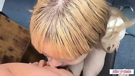 Masum cazibe ve nazik ikna, tekrarlanan tepeler doğal olarak ortaya çıktığı için yoğun kimyayı ortaya koyuyor 1.