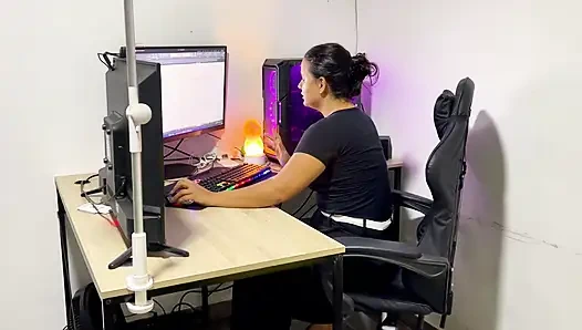 Evli kadın kocasını iş yerinde patronuyla aldatıyor