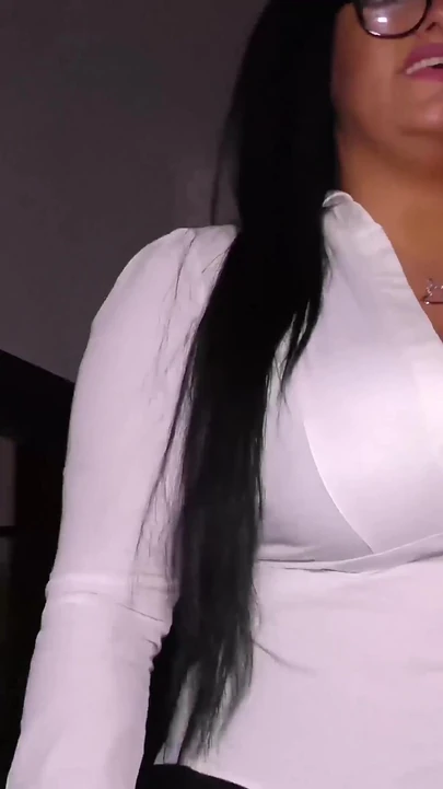 Gırtlağına kadar alma canavar Ashley Cumstar grup sikiliyor