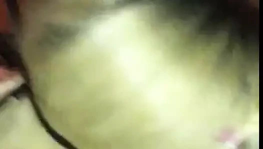 Une blonde sexy branle en glory hole