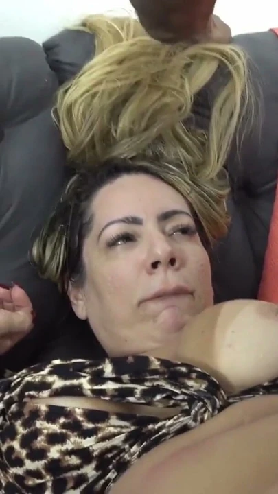 Kalın sarışın genç erkek avcısı Susie tesisatçılar tarafından yoğun çifte penetrasyon seksinin tadını çıkarıyor | Klip 2