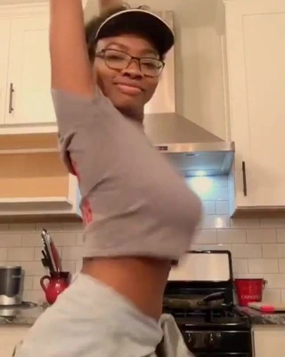 Sidneyguapa yavaş mo tittytwerk