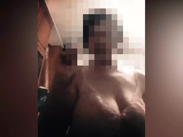 57 yaşındaki olgun üvey anne üvey oğlunun göğüslerini emmesini istiyor. Gerçekten onu arkadan sikmesini istiyor. Ev yapımı 052