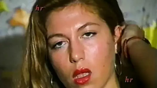 Erkek kardeşinin arkadaşını sikmeyi seven bir kız