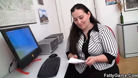 Müşteri ofiste şişman götlü dolgunlaştırıcıyı sikiyor