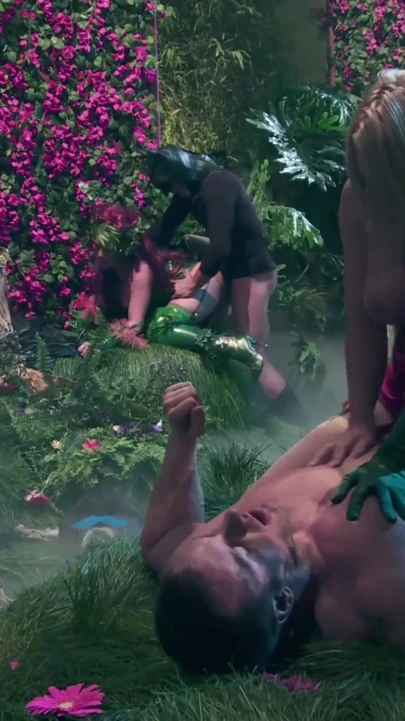 Poison Ivy Parody: Kostümlü seksi kızlar grup seks yapıyor