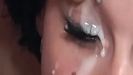 Olgun esmer orta yaşlı seksi kadın dövmeli yarağı derinden emiyor