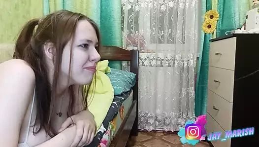 Kız ağzına cum ile berbat ve sikikleri ve onu büyük bir penisten yutuyor!