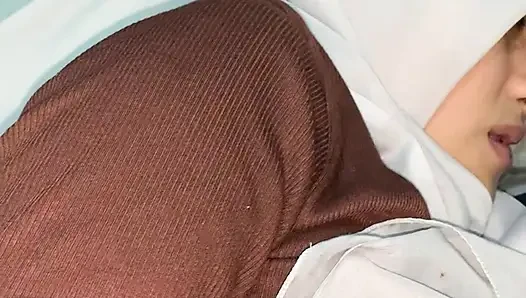 Colmekin tesettürlü kız ıslanıyor