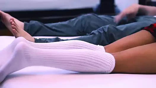 Üvey kız kardeş arkadaşlarıyla partideyken en iyi arkadaşım beni odamda sikiyor.