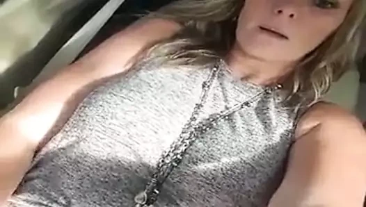 Arabada olduğum bir adım anne kendini parmaklıyor