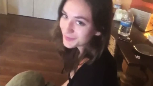 Белая жена позволяет двум черным членам трахать ее как рок-звезду