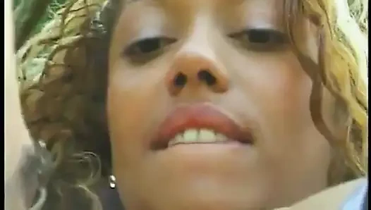 Sıkı siyah amcık açık havada domaltılarak sikiliyor