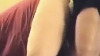 siyah kız kayış üzerinde