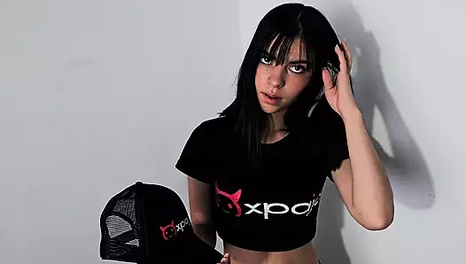 Sokakta bir yabancıyla sikişiyor! Onu porno videosu çekmeye ikna ediyor!  Çok fazla düşünmüyor ve onunla gidiyor