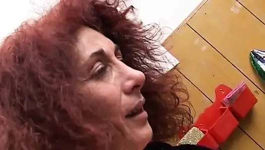 Seksi çoraplı kızıl saçlı amatör olgun götten sikişmeyi seviyor