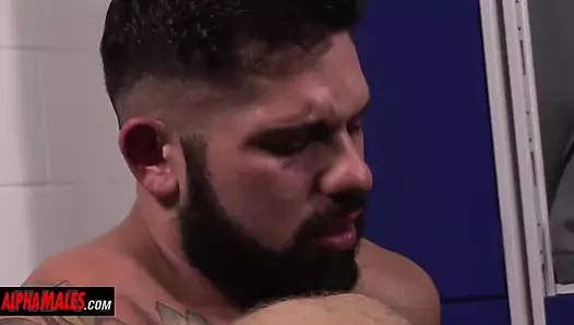 Alphamales.com - soyunma odası