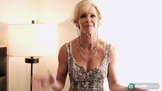 İri göğüslü evli kadın ve anne büyük, genç bir yarağı sikiyor