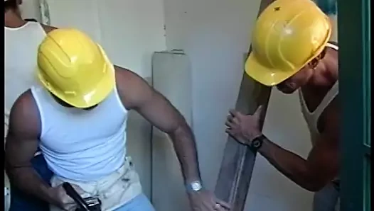 Yakışıklı işçiler biraz ara vermek ve yaramaz olmak istiyor