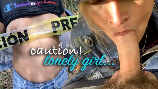 Dikkat! Yalnız ateşli orta yaşlı seksi kadın ormanda yürüyor yüzüne boşalmak için mükemmel bir yer