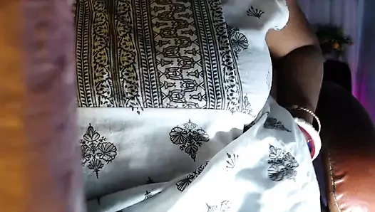 Hintli ateşli kız göğüslerini emiyor dildo amcık sikişi