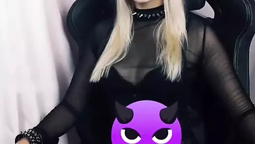 Yaramaz üvey kız kardeşin instagram hikayeleri çekiyor.