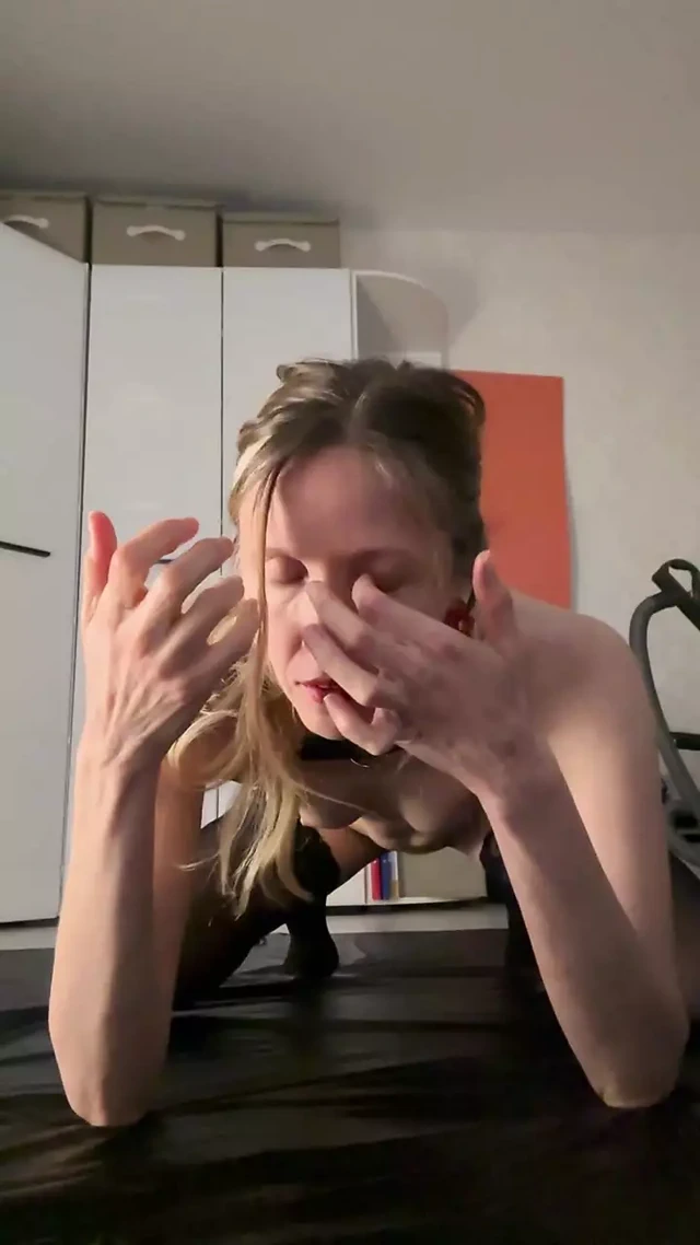 Parmaklarımı yalıyorum