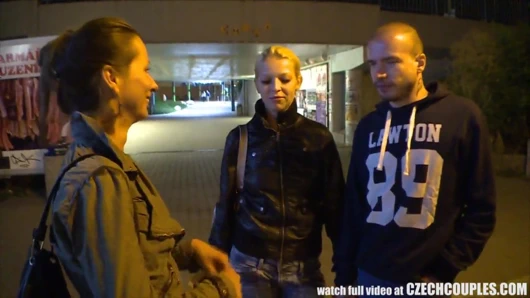 Güzel Çek çifti gf değişimi için para alır