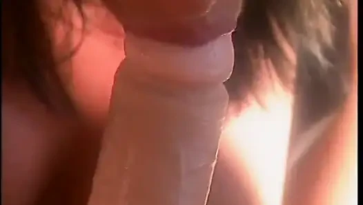 Olgun sarışın amcığını yalatıyor ve parmaklıyor