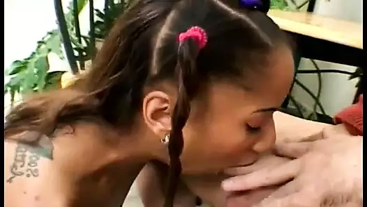 Azgın döl sürtük amını ovalarken büyük bir yarak emmeyi seviyor