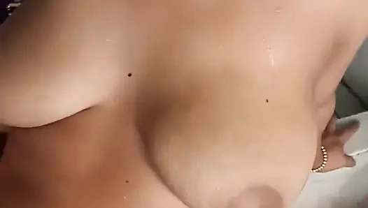 Verandadaki komşum banyo yapıyor zengin götlü inanılmaz göğüsleri var bu esmer Kanada'da bulunduğu bir tanrıça