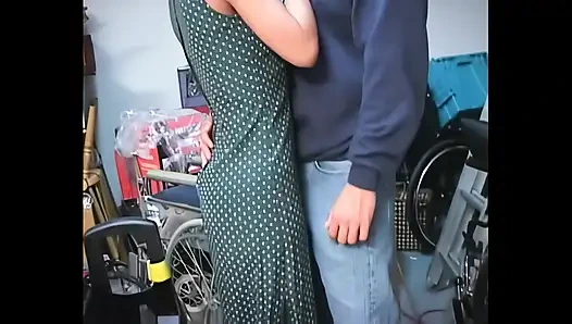 Şehvetsizce kontrol altına alıyor