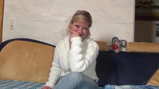 Alman sarışın milf, her sabah seçtikleri seks oyuncaklarını içeri doldurarak onu kedi mastürbasyon yapmanın zevkini vurgular