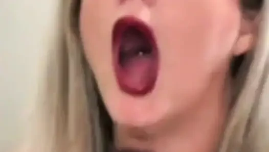 En sevdiğim mavi oyuncakla aynada sakso!