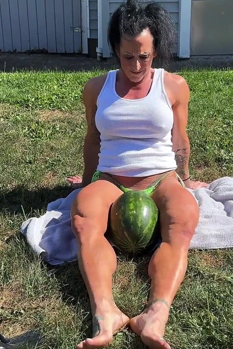 Kaslı orta yaşlı seksi kadın kandys karpuz ezme hakimiyeti