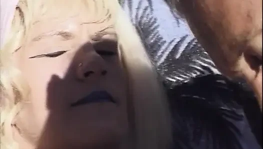 Almanyalı sarışın anal deliğine sokmayı seviyor