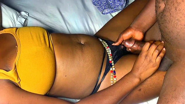 Büyük memeli üvey kız kardeşimi sikiyorum