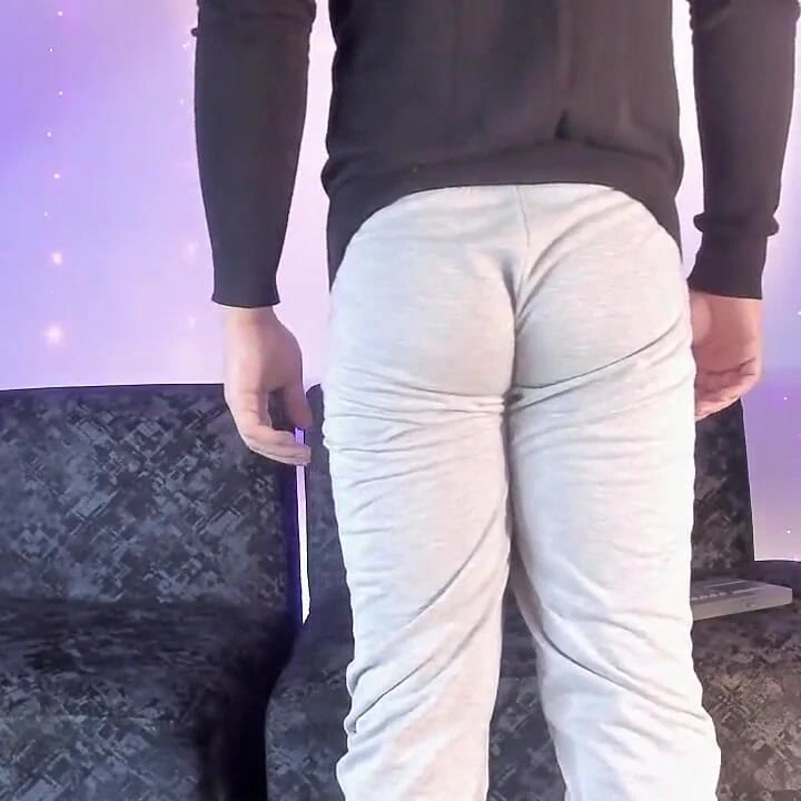 Latin Latino, Gri Sweatshirt'ünün Içindeki Karnını Kamerada Gösteriyor