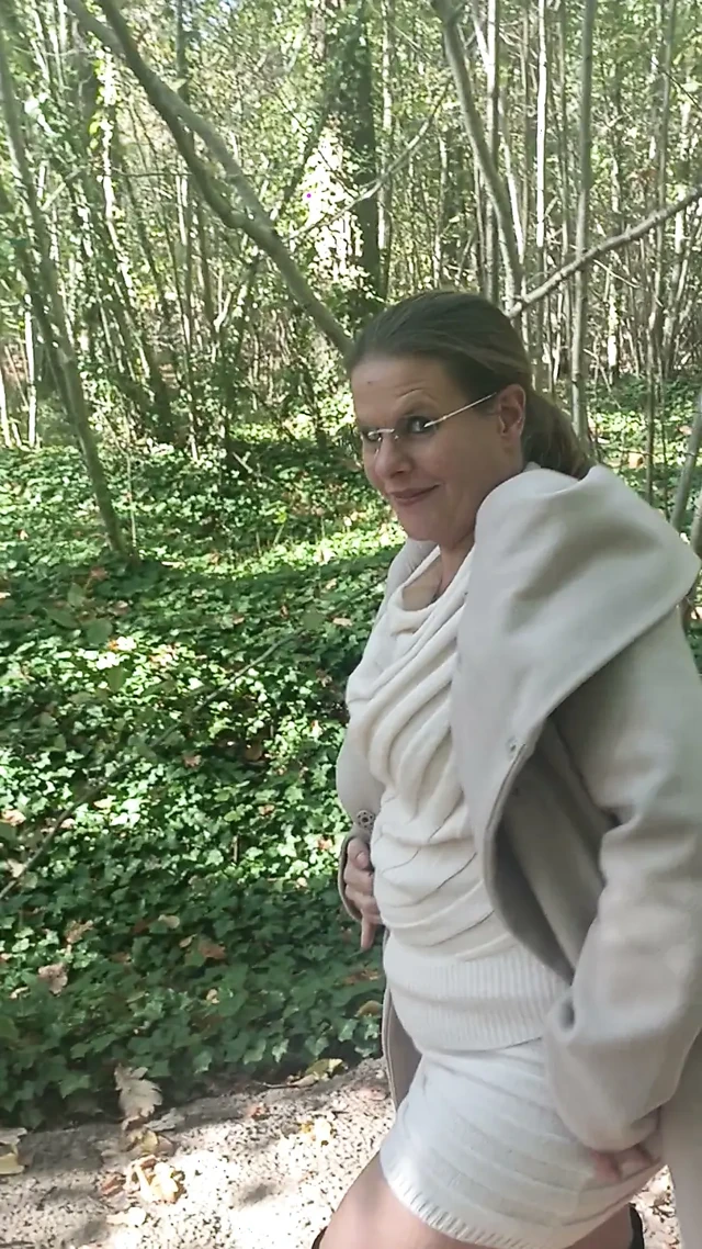Jade shows off in the wood with the strangers