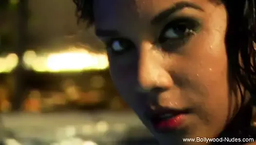 Hintli kadın en güçlü ve rahatlatıcı ritüeli yeniden canlandırıyor