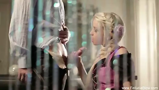 Alman tatlım sarışın bebek yarak emiyor