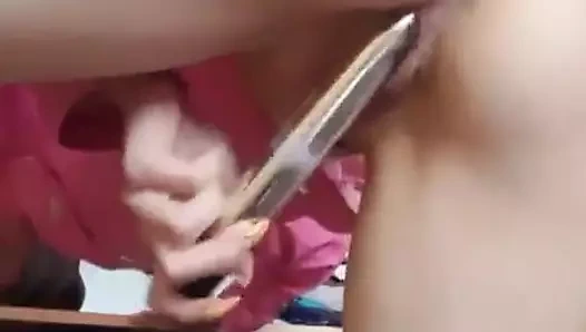 Islak amcık dildoyla sikişiyor