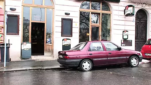 Şanslı adam barda ateşli bir sarışını alıyor ve burada sikişiyor