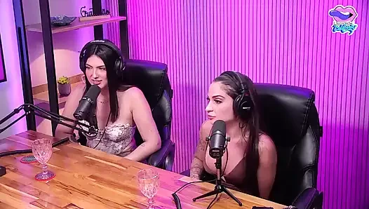 Sevimli iri güzel kadın ve kız arkadaşları fahişelik edepsizce konuşuyor