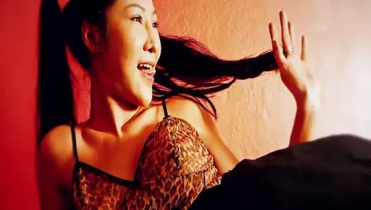 Leopar sabahlık içinde uyanan bebek bolca