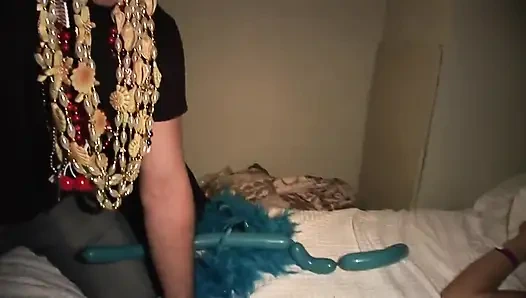 Şenlikli kızlar yatakta çıplak eğlence