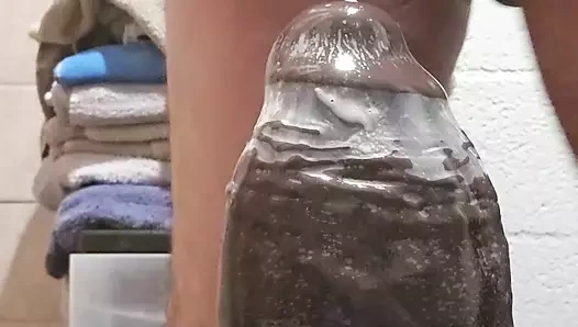 Götümde sevdiğim büyük bir dildo var. Bir kaltak gibi götümü esnetiyorum.