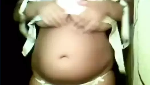 Cam kız gösteren ona dev göğüsleri